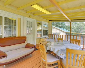 Screened Porch + Fire Pit: Cabin Near Bethel Woods - Mongaup Valley - Dining room