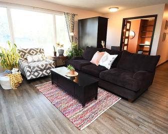 Pet Friendly 3 Bedroom, Close to the mountains! - Pincher Creek - Living room