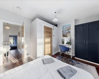Stratford, London - Glamorous Three-Bedroom House - London - Bedroom