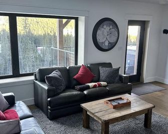 Apex Mountain - Boards `n` Blades Chalet - Keremeos - Sala de estar