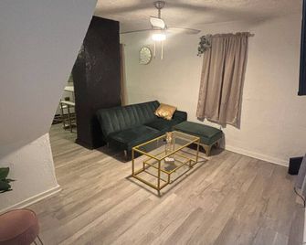 Queen jacuzzi suite - West Homestead - Living room