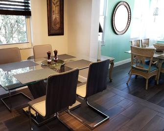 Treasure Cove - 2,100sqft Home Away From Home, 1.4m To The Beach, 3bdrm, 2 Bath - Deerfield Beach - Dining room