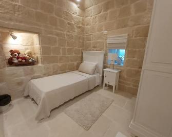 Newly Converted Detached Farmhouse - Għarb - Habitación