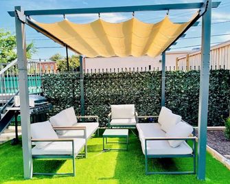 Modern Luxe King Suite Loft + Free Parking & Wifi - Memphis - Patio