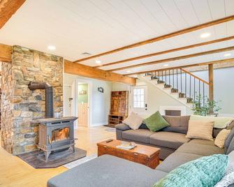 10 Mi to Skiing: Historic Farmhouse in Maine! - 拉姆福德（緬因州） - 客廳