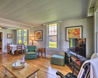 Cozy Damascus Cottage with Porch and Trail Access! - Damascus - Sala de estar