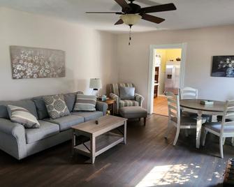 Cozy 2-bedroom farmhouse on 12 acres in New Kent County just 7 miles off of I64 - New Kent - Sala de estar