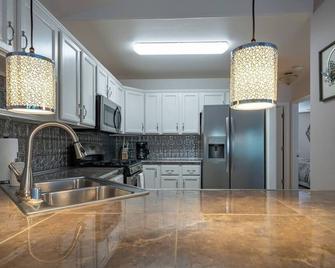 The Last Frontier Lake House Lodge in Anchorage 3bdrm 2ba - Anchorage - Kitchen