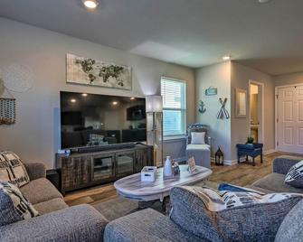 Camden Ocean Springs House Near Beaches! - Ocean Springs - Living room