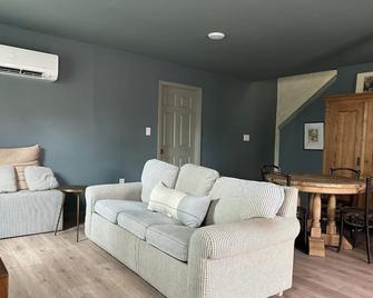 Quaint Mini Cottage in Shepherdstown - Walking Distance - Shepherdstown - Living room