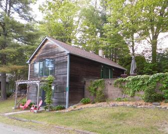 Beautifully appointed lake-view cottage with dock access - Bomoseen - Building