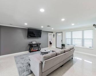 Riverside Retreat: Deck Bar, Firepit, Boat Parking - Fort Myers - Salon