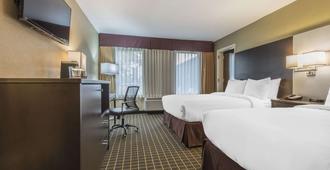 Quality Inn & Suites - Windsor - Makuuhuone