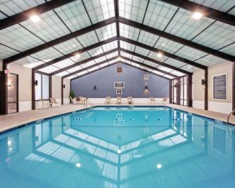 La Quinta Inn & Suites by Wyndham Boston-Andover - Andover - Pool