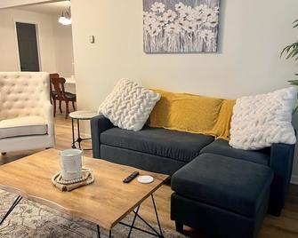 Cozy 1-bedroom apartment in pleasant Middletown with WiFi, AC - Middletown - Huiskamer