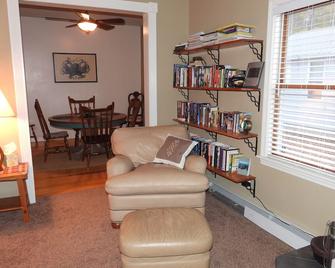 Close to trails! Cozy home base for your snowmobile adventures. - Millinocket - Living room