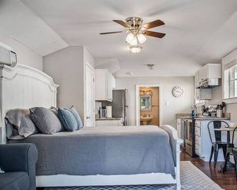 Old Dauphin Way Historic Home - Unit 1 - Mobile - Bedroom