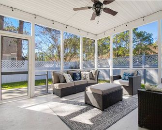 Pet Friendly Long-Term Rental - 25 Day Min - Fenced Backyard - Grill - Southport - Balkón