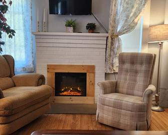 Tranquil sounds of the Dan River heard from the front porch or by the firepit. - Ararat - Sala de estar