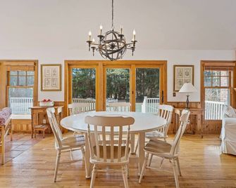 1 mile to the beach, this Quogue home has it all. - Quogue - Comedor