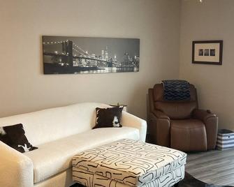 Luxurious 3/2 Condo in Troy's Finest Building – Prime Location for World-Class - Troy - Living room