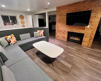 Ski, Hike, Hottub + Ping-Pong & Pool. Fun Open Concept - sleeps 14 - great price - Holladay - Living room