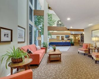 102-Edgewater Inn | Cozy Lakefront Inn | Pool, Hot Tub, Sauna | Full Kitchen - Charlevoix - Living room
