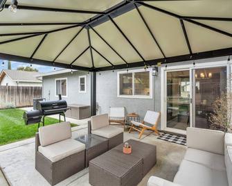 Home 4 miles to Downtown & 9 miles to Airport - Sacramento - Patio