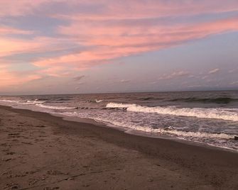 Snow bird friendly! 5 Oaks Blue Bird Cottage - close to beach and Charleston - Georgetown - Playa