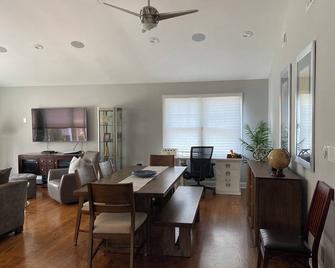 Modern Beauty - 3 Br/ 2 Ba Apt. - 10 Miles To Nyc. Natural Gas Grill & Fire Pit - Elmwood Park - Dining room