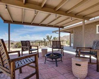 The Full Moon, Joshua Tree: Hot Tub, Sau - Joshua Tree - Patio