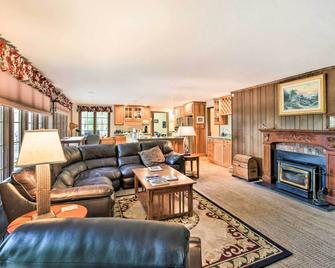 Hoodsport Home on 7 Wooded Acres w/ Hot Tub! - Hoodsport - Living room