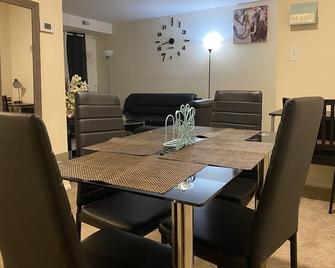 Baltimore 1 bedroom apartment close to all major sites, business & destinations - Pikesville - Dining room