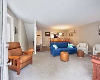 Cozy 3-bedroom townhome in superb Bel Air close to dining, shops and local charm - Bel Air - Obývací pokoj