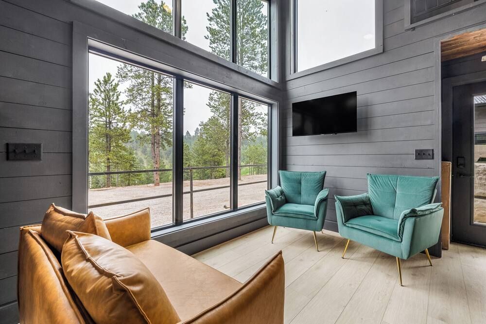 Modern Black Hills Cabin · Sleeps 4 · Hot Tub · Near Deadwood - Sturgis - Huiskamer