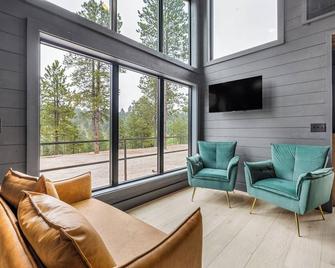Unique and Open Living New Cabin 2 Miles to Deadwood! 1/4 Mile Off Hwy! - Sturgis - Wohnzimmer