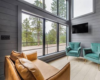 Modern Black Hills Cabin · Sleeps 4 · Hot Tub · Near Deadwood - Sturgis - Huiskamer