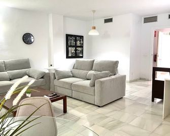 2 bedroom quiet area F-2 - Marbella - Living room