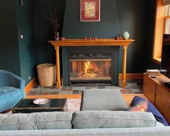 The Logan Square Guest House - Classic Vintage Comfort With Free Parking! - Chicago - Living room