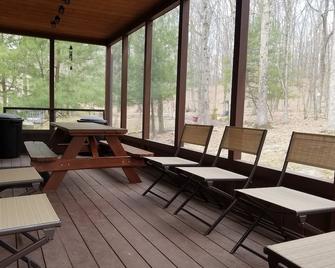 Warm and cozy Contemporary Chalet - East Stroudsburg - Restaurant