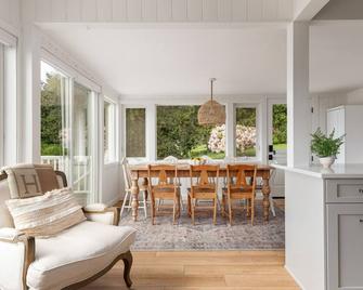Bay View Home Overlooking Puget Sound with Great Decks, WiFi & Easy Beach Access - Clinton - Comedor