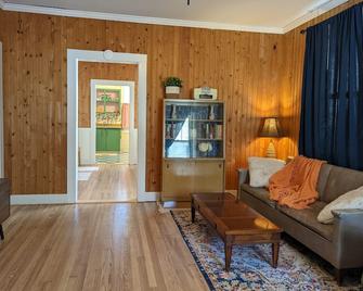 Charming Bungalow in the Heart of Elberton! Short walk to downtown! - Elberton - Living room
