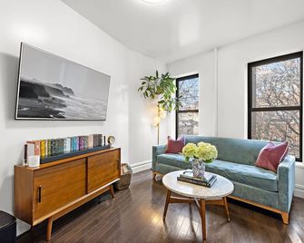 Charming 1br On Perry St, Nyc - New York - Living room