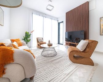 Gorgeous 1 Bed Apartment in Blue Bay Walk - Umm Al Qaiwain - Living room