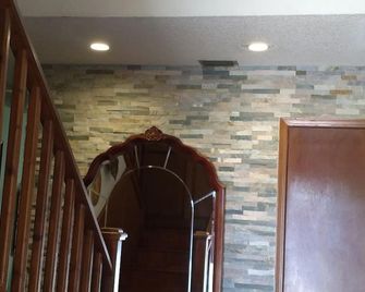 Great Bedroom in a Fantastic Neighborhood! - Brownsville - Stairs