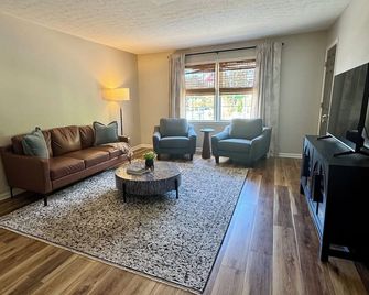 Downtown Bardstown. 2 Blocks from Kbf!! 2 King Beds walk to Everything!!! - Bardstown - Obývací pokoj