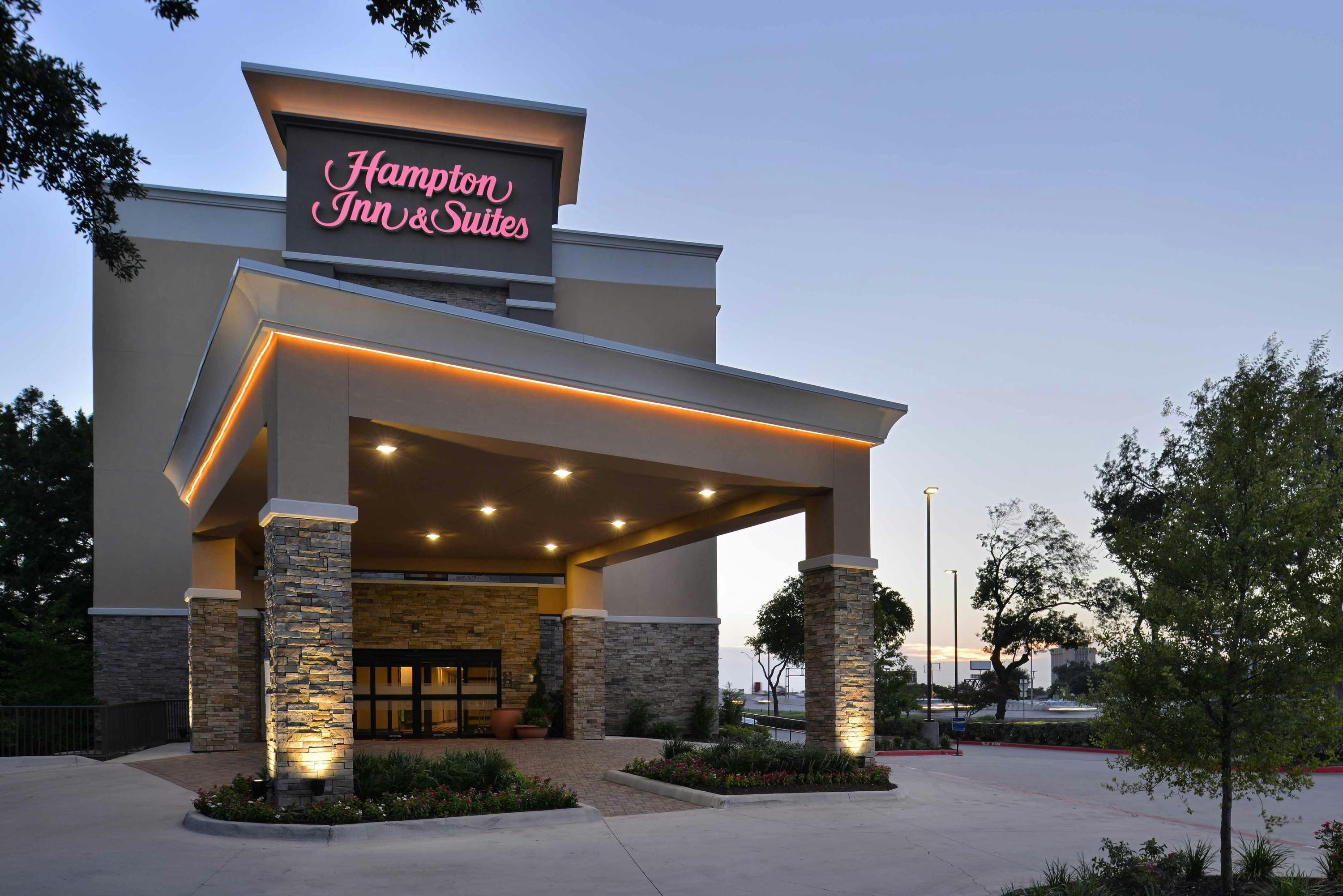 Hampton Inn & Suites Dallas Market Center - Dallas - Edifício