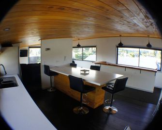 New 2023 Mountain View Chalet - Ohakune - Salle à manger