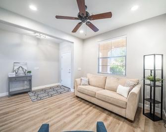 Clean and Updated in Sun City Anthem at Merrill Ranch 55+ Community! - Флоренція - Вітальня