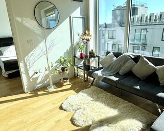 5 mins to Midtown Central Luxury Penthouse 2b2b Duplex with Private Terrace - Queens - Living room